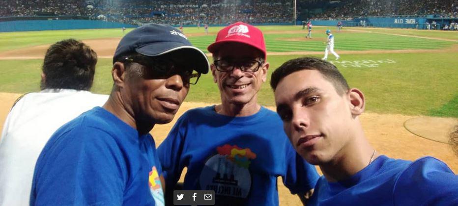 $!Francisco Rodríguez Cruz, Paquito (centro), con su hijo y su pareja en un juego de beisbol en Cuba.