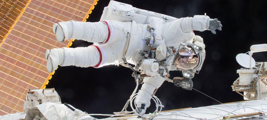 $!El ex astronauta Scott Kelly flotando en el espacio en diciembre de 2015.