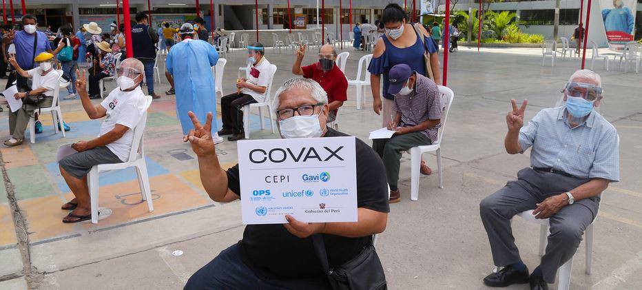 $!Personas de edad avanzada esperando recibir la vacuna contra el Covid-19 en un centro de vacunación en Lima, Perú.