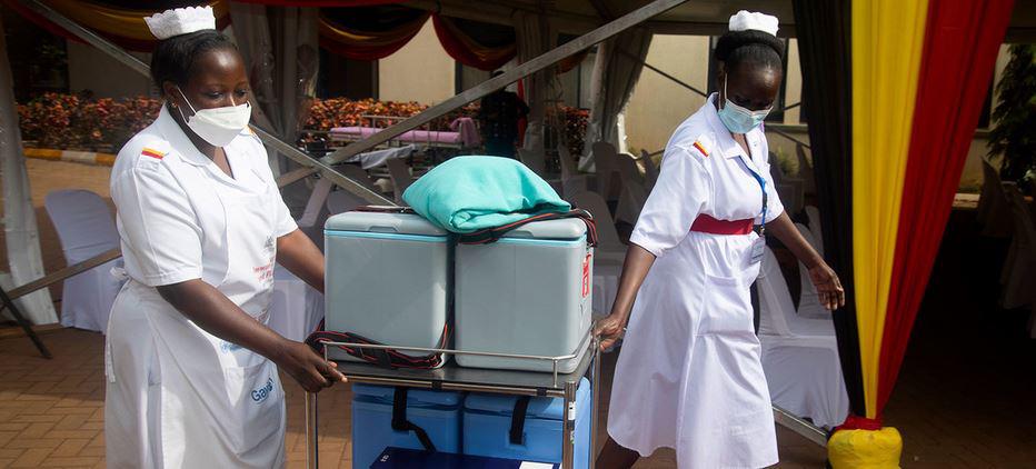 $!En las zonas remotas de Uganda, las vacunas se entregan a pie, en barcos y en motocicletas.