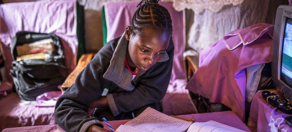 $!Esta niña estudia en su casa en Nairobi debido al cierre de su escuela.