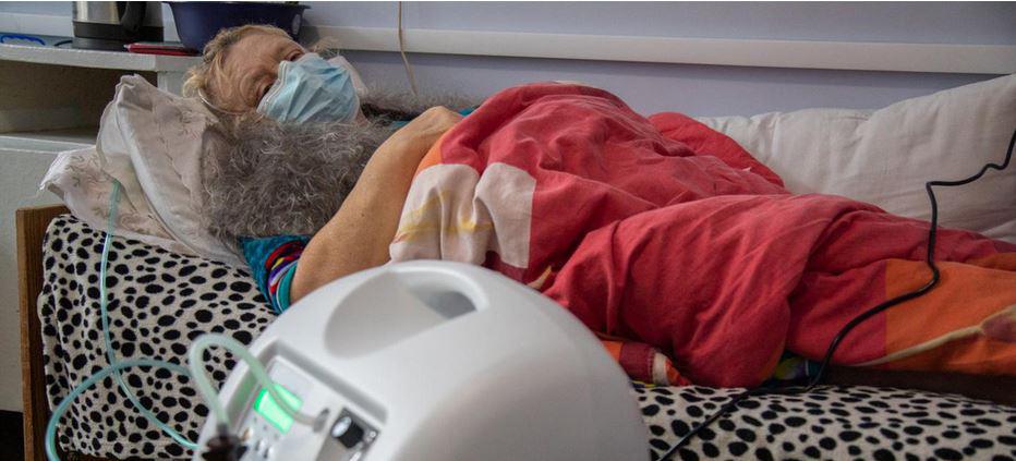 $!Antonina, de 58 años, necesita oxígeno tras haber contraído el Covid-19 en Ucrania.