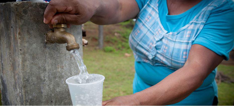 $!Una habitante de localidad de Las Lomas, Panamá, accede al agua potable.