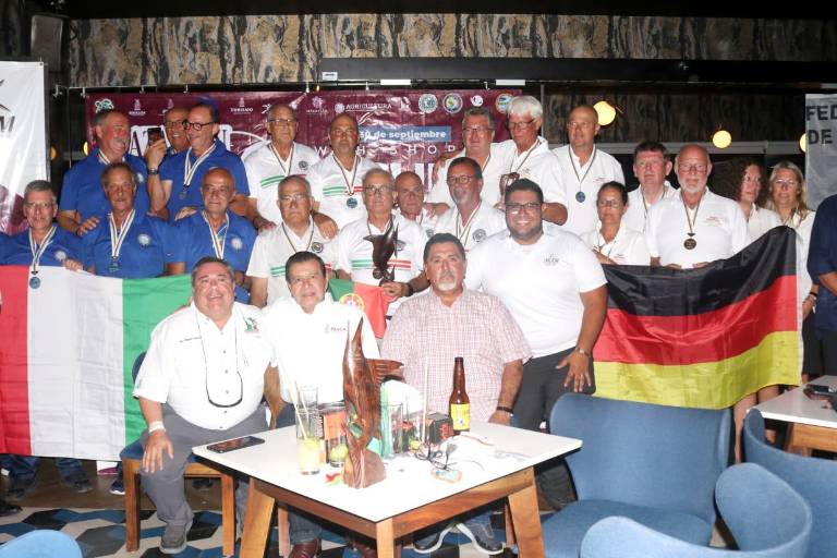Premian a los campeones del Campeonato Mundial de Pesca de Playa organizado en Mazatlán