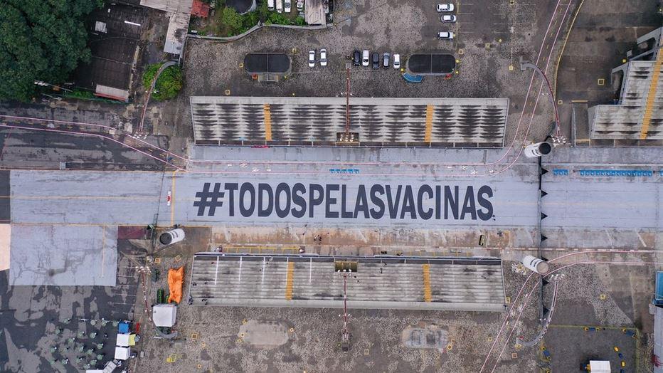 $!Un mensaje de “Todos por las vacunas” en el sambódromo de Sao Paulo.