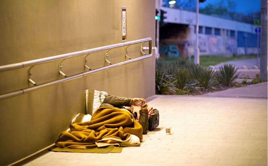 $!Un hombre sin hogar duerme en un túnel de Budapest, la capital de Hungría.