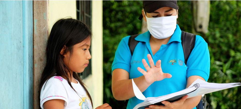 $!Una niña de 11 años en Ecuador recibe una guía para estudiar durante el cierre de escuelas por la pandemia de Covid-19.