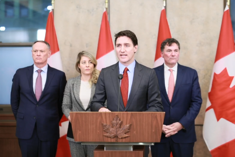 Primer Ministro de Canadá responde a EU con aranceles a productos básicos