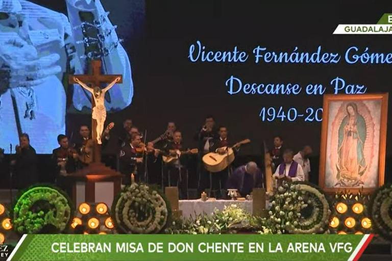En misa de cuerpo presente, despiden familia y miles de fans a Vicente Fernández