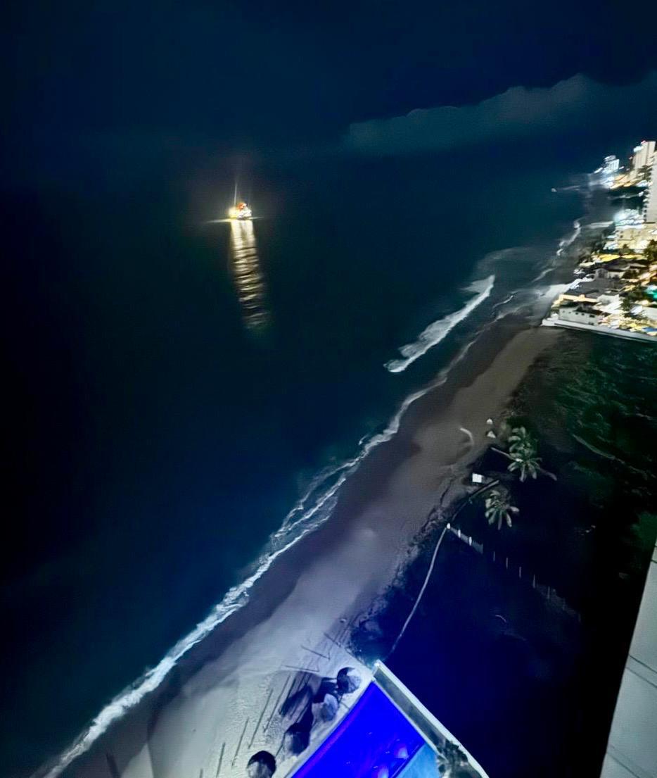 $!Intriga a residentes barco fondeado cerca de Cerritos, en la playa de Mazatlán