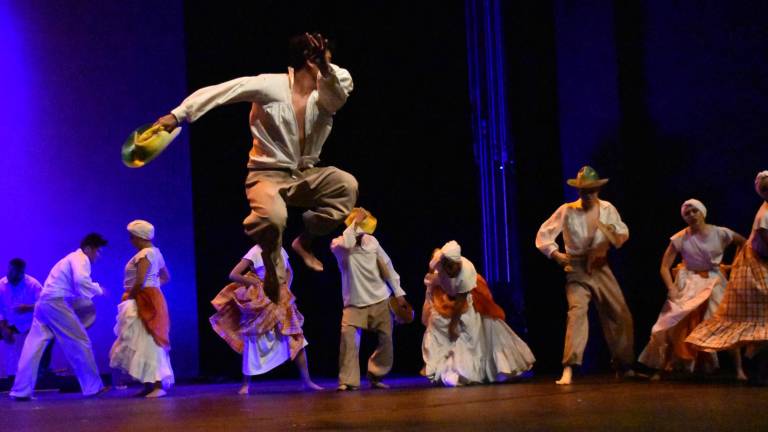 La Compañía Artística de los Jóvenes Zapateadores de Xalapa, Veracruz conquista a los sinaloenses con sus danzas