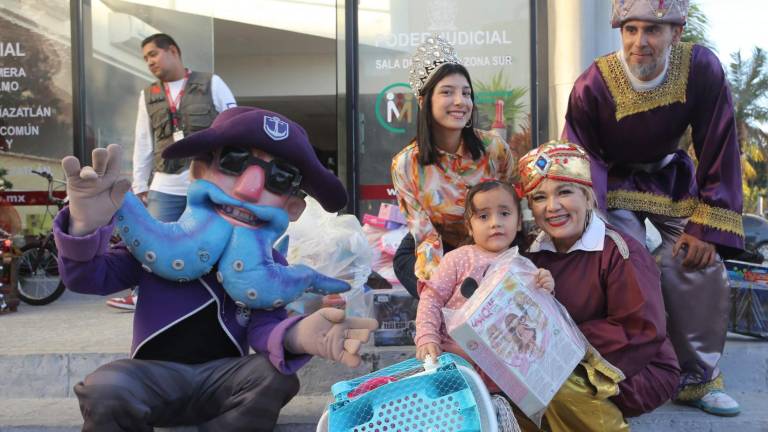 a joven Joselin Martínez Díaz, actual Reina de Turismo de Canaco-Servitur Mazatlán, se sumó a la entrega de juguetes de los Reyes Magos de Noroeste.