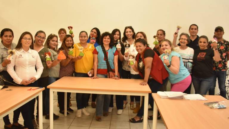 La artista visual Vanessa Salas Orduño imparte taller al equipo de bibliotecarias de la Red Municipal de Culiacán, en las instalaciones de la biblioteca “Rosa María Peraza”, en Culiacán.