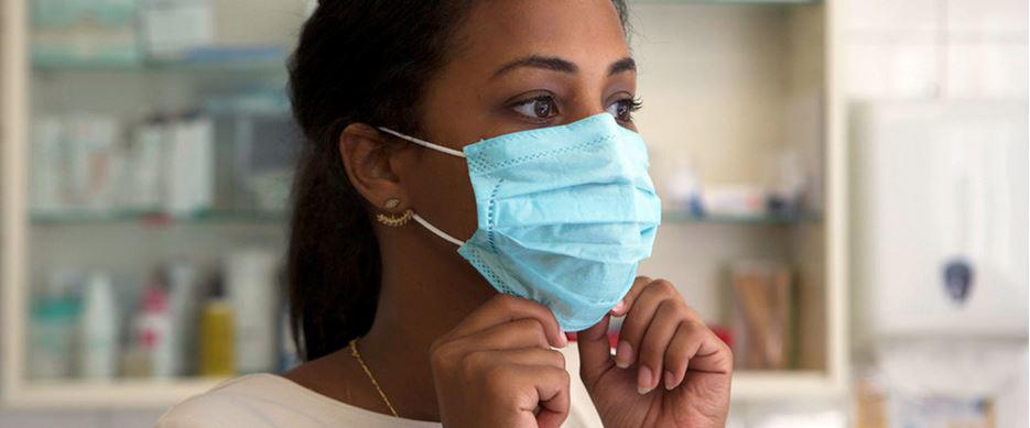 $!Para usar la mascarilla correctamente, la Organización Mundial de la Salud dice que hay que tirar de la parte inferior para que cubra la boca y la barbilla.