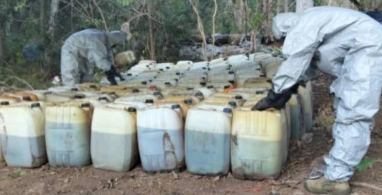 El Ejército aseguró cerca de 14 mil litros de precursores químicos en Corral Viejo, Culiacán.