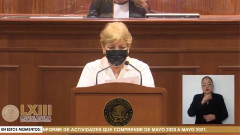 La legisladora Francisca Abelló Jordá expone uno de los puntos de la sesión de este martes.
