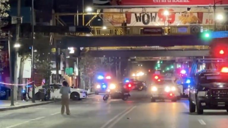 Corporaciones de seguridad acordonaron un tramo de la avenida Juárez, en el centro de Monterrey, tras la balacera de este jueves.