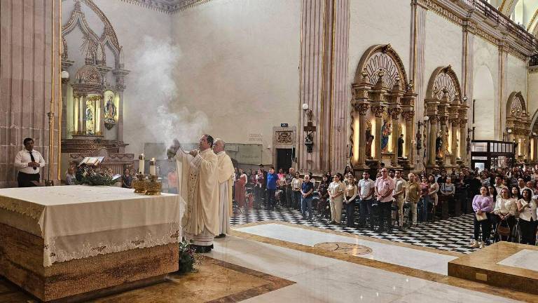Durante estos seis días, el Santísimo Sacramento permanecerá expuesto durante todo el día para la veneración de los fieles.
