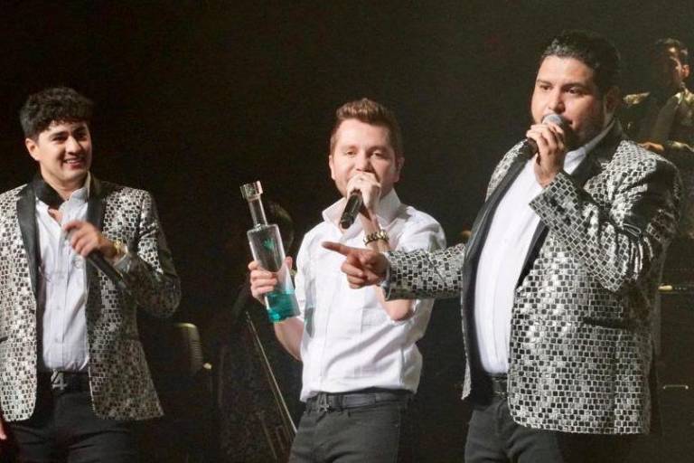 Hace vibrar La Adictiva el escenario ﻿del Microsoft Theater en Los Ángeles