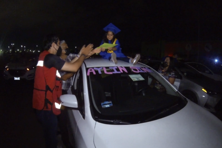 Culminan etapa estudiantil en formato autocinema