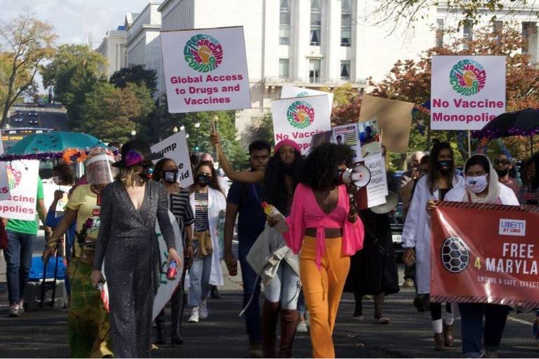 EU apoya liberar las patentes de las vacunas contra el Covid-19 para hacer universal su uso