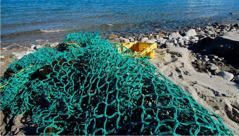 $!Las redes abandonadas en los fondos marinos son devueltas en ocasiones a las playas. Esta basura marina supone un gran peligro tanto dentro de nuestros mares como en las playas.