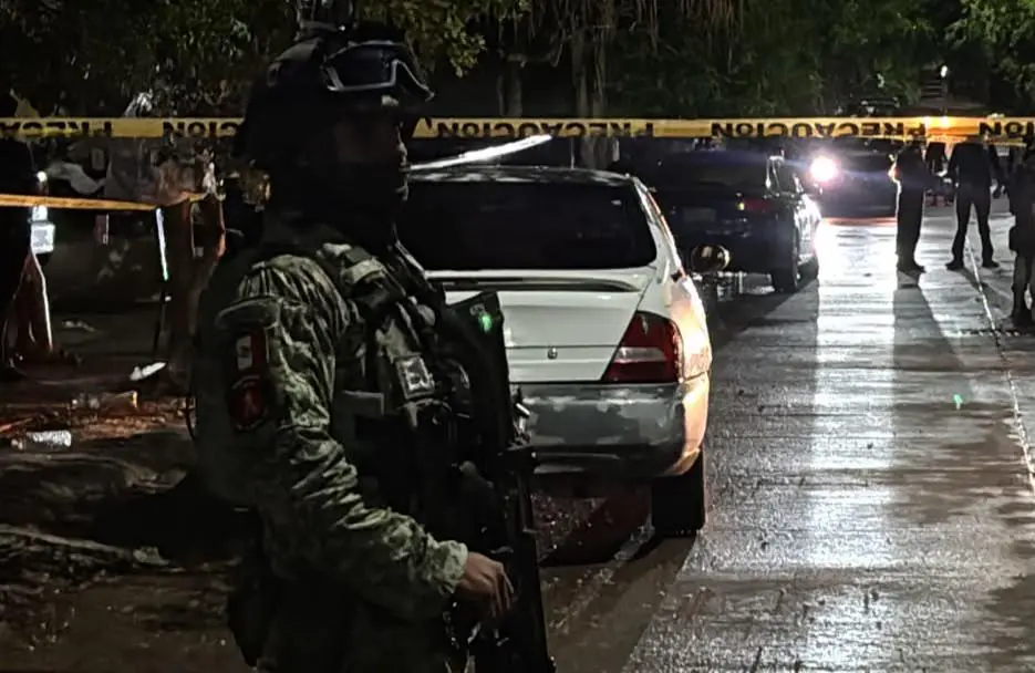 $!Atentado deja un hombre muerto y una mujer herida dentro de un vehículo en Alturas del Sur, en Culiacán