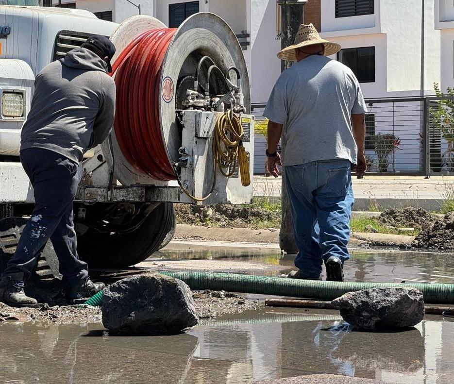 $!Reporta la Jumapam que sacó piedras de cimentación del drenaje en Real del Valle