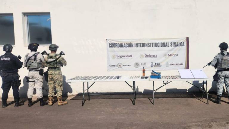 Además de la bebida alcohólica, se aseguraron 34 dosis de hierba seca con características de mariguana, y 94 dosis de presunta cocaína.