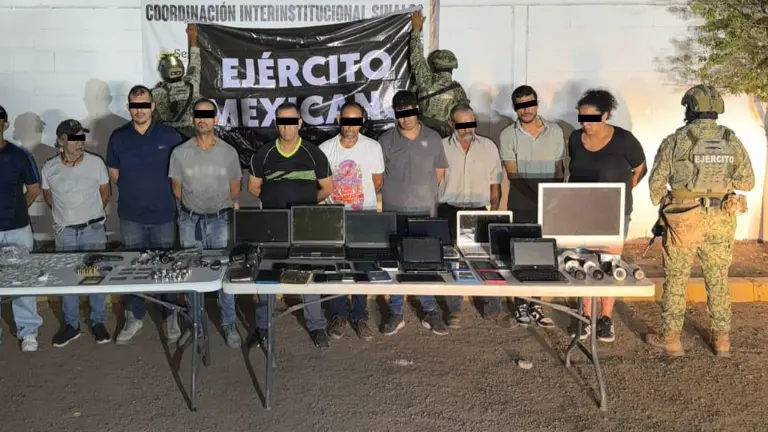 En el Infonavit Humaya fueron detenidos 10 hombres en un operativo implementado por el Ejército Mexicano.