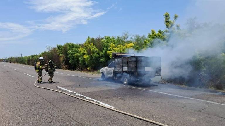 Bomberos de Guasave controlaron el incendio de un camión que transportaba cilindros de Gas LP sobre la carretera México 15.