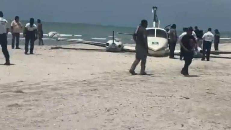 Un avión bimotor debió aterrizar de emergencia en playa de Ciudad del Carmen, en Campeche.