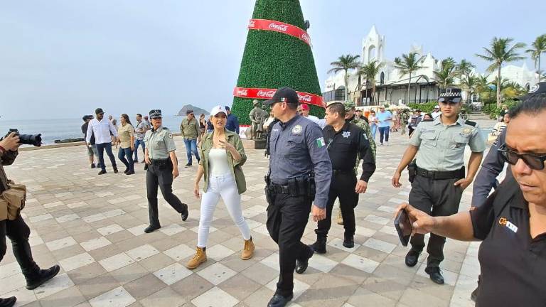 La Alcaldesa Estrella Palacios Domínguez y mandos de corporaciones recorren el Malecón de Mazatlán previo a los festejos de Año Nuevo.