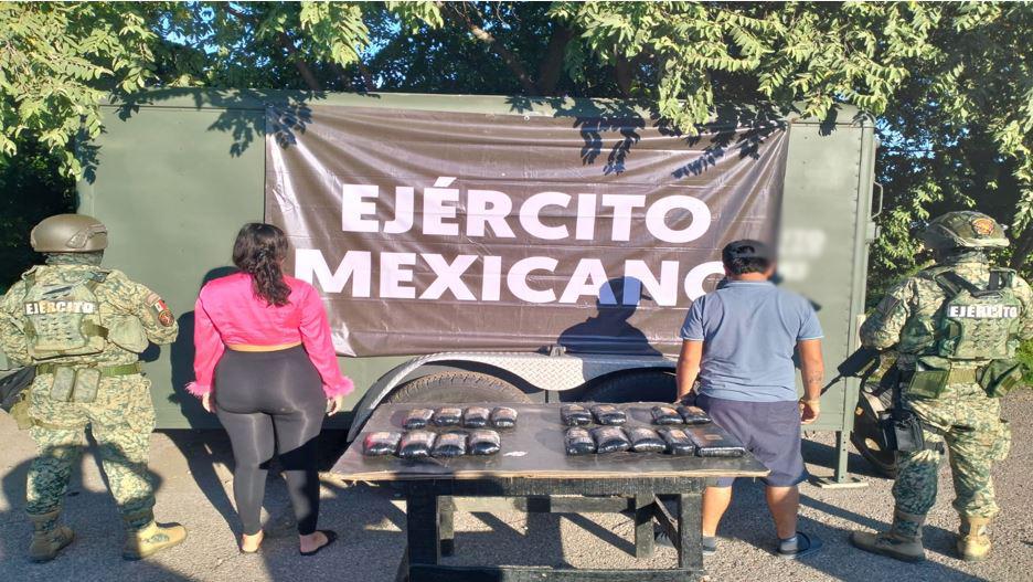 $!Ejército asegura droga y detiene a dos personas en puesto de seguridad en Ahome