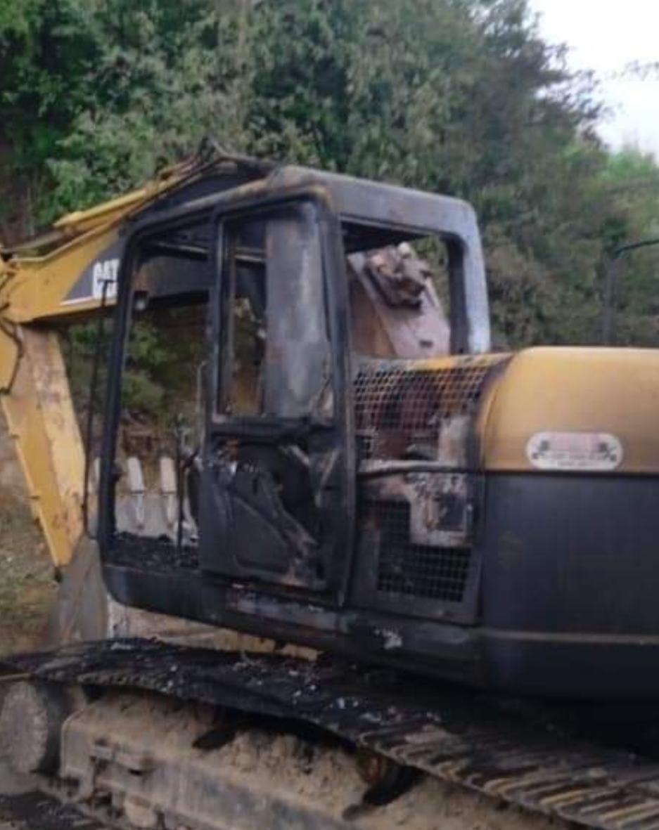 $!Hallan cinco vehículos incendiados en Sinaloa de Leyva tras enfrentamiento