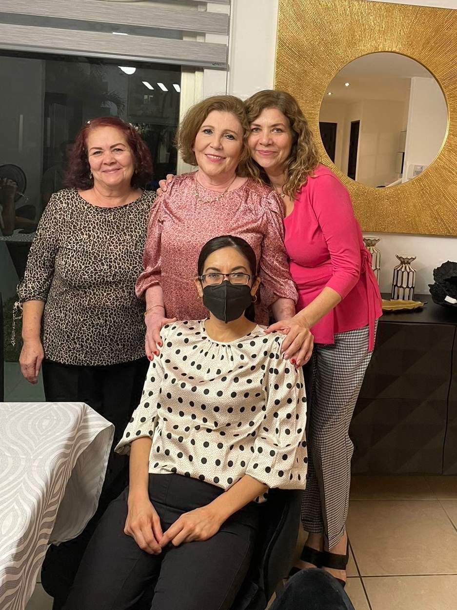 $!La cumpleañera entre María del Rosario Kelly Carrillo, Perla Kelly y Jazmín Guerra Kelly.
