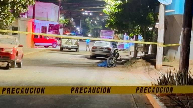 Elementos de seguridad acordonaron la esquina de las calles Graneros y Palmar, en la colonia Hacienda de Urías, donde un motociclista fue asesinado a balazos.