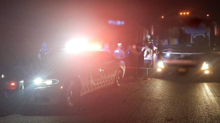 La Guardia Nacional supervisa un camión de pasajeros donde viajaba una menor de 16 años sin el permiso de sus papás.