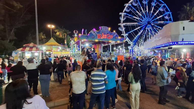 La Villa Navideña mantiene una alta afluencia de familias locales y turistas, impulsada por sus atracciones gratuitas y el ambiente festivo.