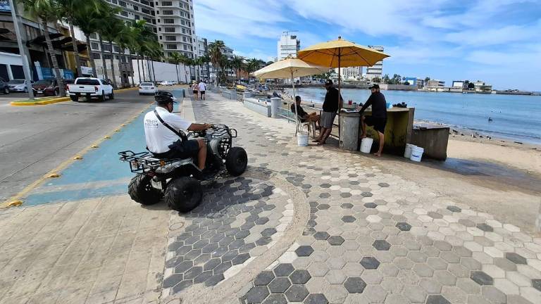 Pescadores de Playa Norte expresan su inconformidad por el ingreso de un tráiler la noche del miércoles a su espacio de trabajo.