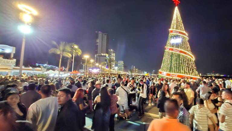 Miles de personas reunieron en el malecón de Mazatlán para recibir el 2026 durante la Gran Fiesta de Año Nuevo.
