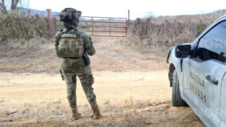 La entrada al terreno donde se encuentra la segunda fosa clandestina está resguardada por elementos de la Secretaria de Marina Armada de México.