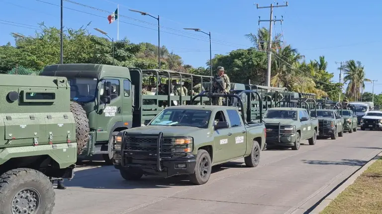 Salida del personal militar de la Tercera Región Militar donde se reunieron con el Secretario de la Defensa Nacional, General Ricardo Trevilla Trejo.