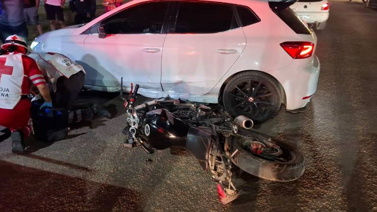 El percance ocurrió este viernes en el cruce de Jacarandas y Walamo, en Mazatlán, donde socorristas atendieron al menor lesionado.
