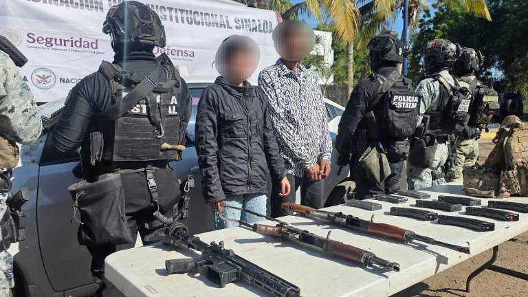 Personal de seguridad estatal y federal aseguró dos fusiles AK-47 y vehículos robados en Navolato.