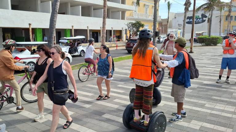 Cruceristas recorrieron zonas como Olas Altas, el Centro Histórico y otros puntos emblemáticos tras el arribo del Norwegian Bliss a Mazatlán.