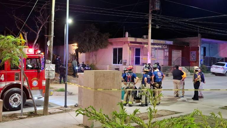 Elementos de seguridad acordonaron la zona tras la explosión registrada en una vivienda de la colonia Flores Magón.