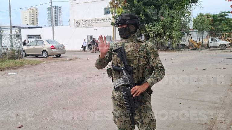 En el lugar están acudiendo familiares de las personas halladas sin vida en la fosa en El Verde, Concordia, para identificarlas.