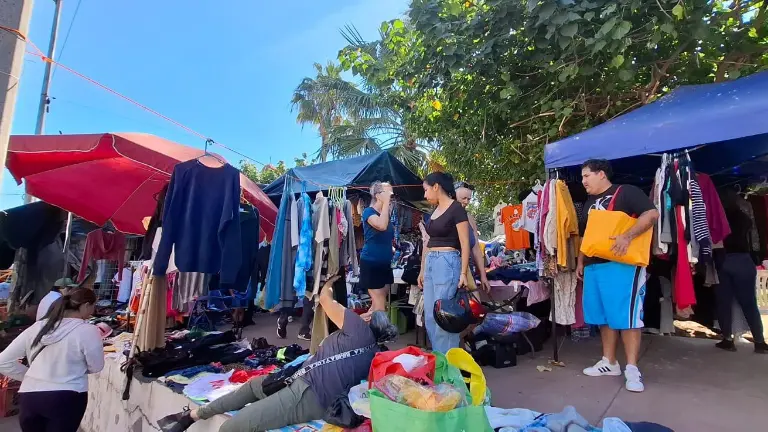 Desde muy temprano, el tradicional mercadito lució abarrotado de personas que recorrieron los coloridos pasillos en busca del obsequio perfecto.