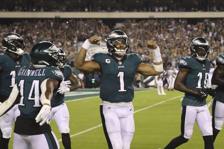 Los Eagles levantan el vuelo para seguir con marca perfecta en la temporada